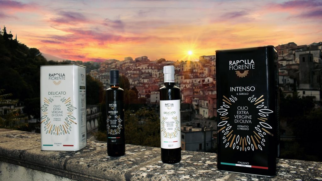 olio extravergine di oliva dal fruttato delicato e intenso in lattina o bottiglia